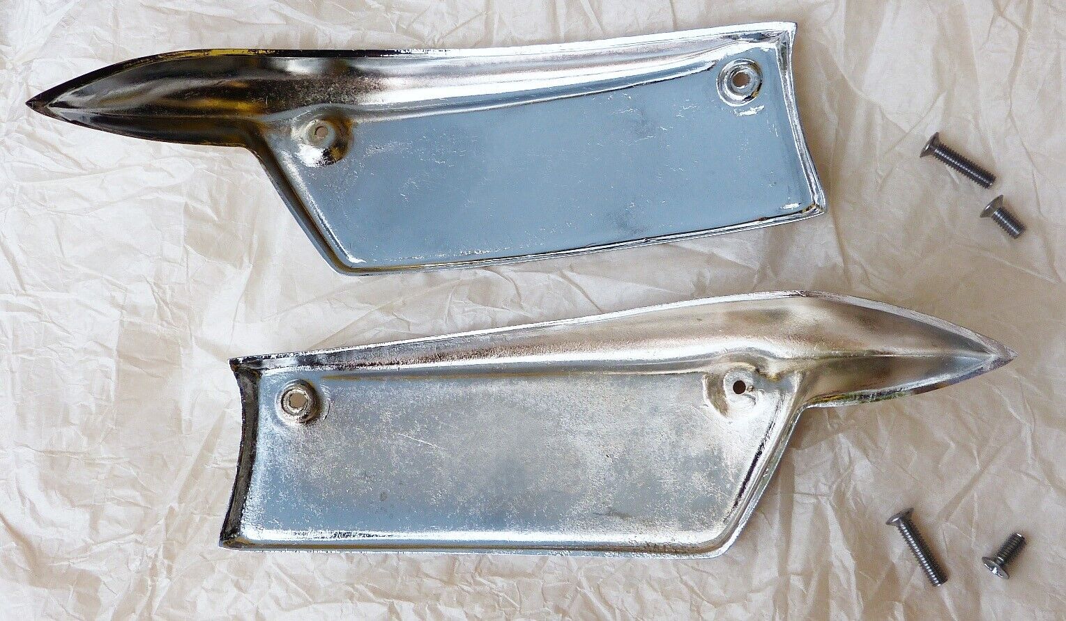 Pair Triumph Tank Badges, Trophy Bonneville TR6 T100 T120 T140 82-9700 & 82-9701